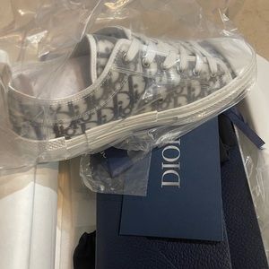 B23 Low-Top Sneaker

White and Black Dior Oblique Canvas